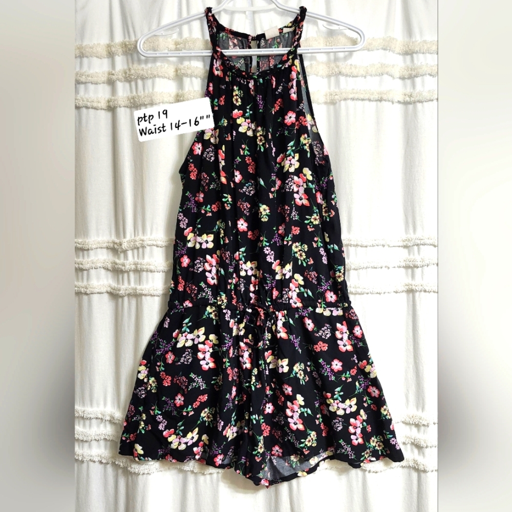 Floral Romper with pockets. Size Small/tall.